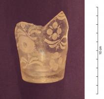 GOB-9003 - Gobelet gravé
verre
Gobelet tronconique à décor gravé.