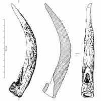 GRB-3001 - Outil à lier les gerbes
bois de cerf
Andouiller scié de manière à dégager près de la tête une encoche, éventuellement percée, qui permet d'attacher l'outil à un lien.