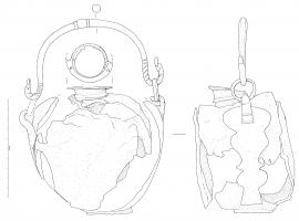 GRD-4003 - Gourde
fer, bronze
Gourde en fer, à panse cylindrique constitue de deux coques serties et réunies par de longues appliques latérales, qui servent également à la fixation d'une anse de suspension articulée; un col trapu est également serti entre les attaches d'anse.