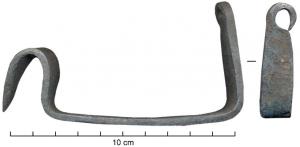 GRE-9001 - Griffe d'escalade
fer
Support coudé en fer plat, destiné à recevoir la semelle d'une chaussure, terminé d'un bout par un anneau et prolongé à l'autre extrémité par un robuste crochet de section circulaire ; l'anneau est perpendiculaire au plan de la griffe.
