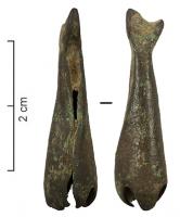 GRT-7004 - Grelot en forme de goutte
bronze
Grelot au corps allongé, en forme de  goutte, formant un cône dont l'ouverture découpée en pétales repliés vers l'intérieur formant la cage emprisonnant la bille ; au sommet, bélière percée pour la suspension.