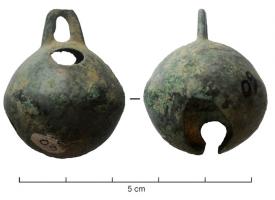 GRT-9005 - Grelot sphérique coulé
bronze
Grelot sphérique coulé (alliage au plomb, sonore et cassant), fendu entre deux ouvertures rondes et équipé d'une bille de fer, sans doute insérée dans le moule.
