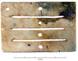 GTI-4001 - Plaque de métier à tisser
os
Plaque en os, percée de 3 à 5 fentes, avec des perforations intermédiaires centrées et d'autres alignées sur un long côté.
