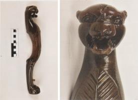 GUE-4002 - Guéridon tripode
bois
Guéridon tripode en bois, aux pieds sculpté en forme de protomés de fauves.