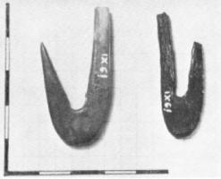 HAM-0004 - Hameçon courbe en os sans ardillon
os ou bois de cerf
Hameçon courbe sans ardillon taillé dans un os ou parfois de l'ivoire ou du bois de cervidé auquel il était fixé un lien en fibre végétale (ortie, lin, liber de tilleul..). Technique de fabrication par perforation.
