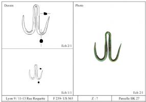 HAM-2002 - Hameçon à double crochet
bronze
Hameçon à double crochet constitué d'une tige en bronze martelé au centre de façon (section rectangulaire) a former deux extrémités distales repliées vers le haut se terminant par une pointe (section circulaire).