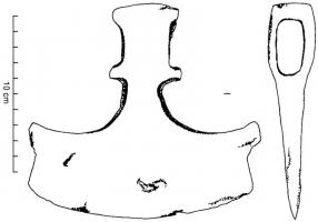 HCA-5003 - Hache d'arme à tranchant symétrique
fer
Hache d'arme à tranchant symétrique ; douille sommitale, de forme rectangulaire, prolongée par 2 renforts symétriques.