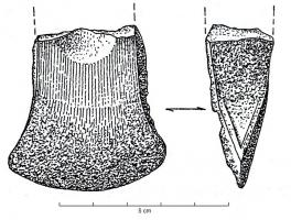 HCH-1008 - Hache à ailerons de type indéterminébronzeTPQ : -1200 - TAQ : -750Fragment de hache à ailerons, trop partiel pour une identification plus précise ou hache à ailerons de type non défini.