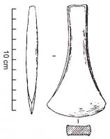 HCH-1027 - Hache à légers rebords
bronze ou cuivre
Hache à légers rebords; sommet droit; le corps étroit à bords sensiblement parallèles jusqu'au premier tiers de la hache, s'élargit ensuite jusqu'au tranchant arrondi, nettement élargi.