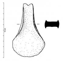 HCH-1033 - Hache à légers rebords : type de Rousson
bronze
Hache à légers rebords; talon étroit le plus souvent encoché, côtés fortement concaves et tranchant curviligne se rapprochant du demi-cercle.