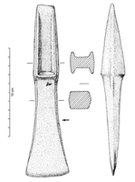 HCH-1077 - Hache à talon : type d'Orléans
bronze
Hache à talon à profil sub-losangique ; lame trapézoïdale non décorée (ou décors rarissimes) ; talon rectangulaire ou légèrement trapézoïdal à rebords élevés et butée rectiligne ou légèrement convexe. Un épaulement latéral sépare talon et lame.