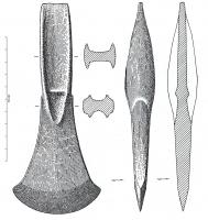 HCH-1093 - Hache à talon : type à écusson
bronze
Hache à talon dont les rebords latéraux se prolongent au-delà de la butée pour dessiner un motif décoratif sur les plats.
