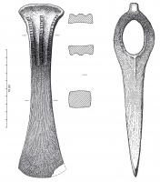 HCH-1112 - Hache à emmanchement transversalbronzeTPQ : -950 - TAQ : -750Hache de forme élancée, à sommet ovale, surmonté d'un bourrelet débordant; lame de section rectangulaire et tranchant évasé. Le trou ovale servant à l'emmanchement, se situe en partie proximale. décor de moulures incisées en zone péri-orificielle.