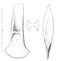HCH-1207 - Hache à talon à corps droit
bronze
Hache à talon présentant un corps droit avec un tranchant en arc de cercle très évasé et une dépression importante devant la butée.