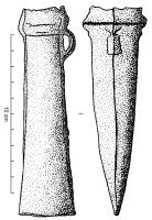 HCH-2017 - Hache à douille : type armoricain du TréhoubronzeTPQ : -1100 - TAQ : -800Hache à douille de type armoricain : ouverture de la douille subquadrangulaire, section quadrangulaire du corps de la hache, tranchant peu évasé, douille profonde, anneau latéral prenant sous le bourrelet, composition à forte teneur en plomb.
 Les haches du type du Tréhou ont une longueur moyenne de 128mm ; section sous l'anneau rectangulaire ; bords rectilignes ou peu incurvés ; le plus souvent bourrelet ou nervure horinzontale sous le bourrelet principal. L'ouverture de la douille peut varier (quadrangulaire, ovale, arrondie ...)