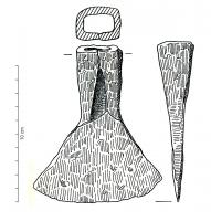 HCH-3009 - Hache à ailettes rabattues
fer
TPQ : -225 - TAQ : -30
Hache à douille de section quadrangulaire formée par des ailettes rabattues jusqu'à leur contact mais laissant un vide triangulaire à la jonction entre la lame et la douille ; le tranchant très évasé forme un angle obtus avec la douille.