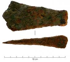 HCH-4008 - Hache
fer
TPQ : 1 - TAQ : 300
Tranchant de hache trapézoïdal, peu épais; emmanchement indéterminé.