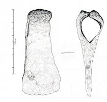 HCH-4012 - Hache
fer
TPQ : 1 - TAQ : 400
Hache dont la tête présente une courbure relativement marquée. L’œil est ovoïde et ses parois sont très fines. La table dont la surface est irrégulière n'est pas fonctionnelle. Le tranchant est légèrement convexe. 
La longueur est inférieure à 17 cm.