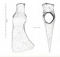 HCH-4014 - Hache
fer
TPQ : 1 - TAQ : 400
Hache dont le dos est globalement droit et la face inférieure nettement courbée. L’œil de forme ovoïde est bordé de deux ou quatre œillères rectangulaires. La table est de section carrée