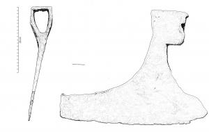 HCH-4016 - Hache
fer
TPQ : 1 - TAQ : 400
Grande hache dont le dos remonte très fortement pour former un taillant très large, dépassant largement le sommet du manche. L’œil est ogival et la table de section carrée.