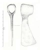 HCH-4017 - Hache
fer
TPQ : -30 - TAQ : 500
Hache trapézoïdale à œil circulaire et tranchant plus ou moins convexe,  surface de frappe réduite voir inexistante à l'opposé. La douille d'emmanchement se prolonge nettement et peut être évidée latéralement.