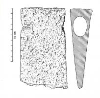 HCH-4018 - Hache
fer
TPQ : 300 - TAQ : 400
Hache dont tous les bords sont rectilignes. L’œil est ovoïde et suffisamment reculé pour ne pas produire de renflement.