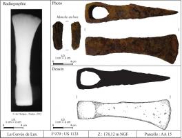 HCH-4029 - Hache 
fer
TPQ : 1 - TAQ : 400
Hache à lame étroite de plan trapézoïdale, section triangulaire et profil légèrement pendant; œil ovale, parfaitement centré, axé sur l'emmanchement, n'est pas bordé d'œillères.
a courbure de la face inférieure de la lame est bien marquée, son dos droit et horizontal ne se relève que très légèrement avant le tranchant. De profil, sa lame apparaît cependant légèrement pendante.