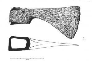 HCH-6002 - HacheferTPQ : 800 - TAQ : 1000Hache avec un fer ou tranchant incurvé et court, avec un talon massif et une douille de section quadrangulaire.