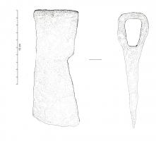 HCH-7001 - HacheferTPQ : 1200 - TAQ : 1400Hache à dos droit, tranchant légèrement convexe parallèle à l'emmanchement, la partie inférieure est légèrement plongeante. 
L’œil peut être triangulaire ou ovoïde et se prolonge sur le manche. 