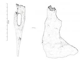 HCH-7002 - Hache ou francisqueferTPQ : 1200 - TAQ : 1400Hache avec face inférieure nettement plongeante et tranchant légèrement convexe. L’œil est oblongue. 