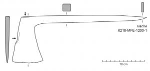 HCH-7003 - HacheferTPQ : 1200 - TAQ : 1500Hache à tranchant étroit, dont le talon se prolonge directement par un manche en fer forgé, massif.