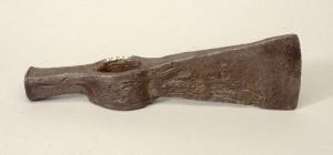 HCH-7004 - Hache-marteauferTPQ : 1250 - TAQ : 1450Hache à œil d'emmanchement formant une excroissance marquée sur la vue de dessus ; lame trapézoïdale allongée ; à l'opposé du tranchant, longue panne d'un marteau de section carrée aux angles abattus.