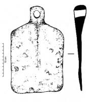 HOU-3003 - Houe
fer
Houe plate, à lame rectangulaire ou trapézoïdale, plus ou moins large, avec au centre un épaississement pouvant se traduire par une nervure; l'œil d'emmanchement se place dans cet axe et peut comporter à l'opposé une surface de frappe.