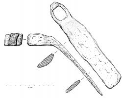 HOU-4003 - Houe
fer
Houe à lame étroite, rectangulaire; l'oeil d'emmanchement, parfois nettement circulaire voire débordant, forme un angle d'environ 135° avec la lame.