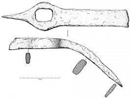 HOU-4004 - Houe-pioche
fer
Houe à lame étroite, rectangulaire, avec à l'opposé une pioche placée dans un plan perpendiculaire; l'oeil d'emmanchement forme un angle d'environ 135° avec la lame de la houe.