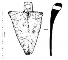 HOU-4010 - Houe
fer
Houe plate, à lame large et triangulaire (parfois en ogive), avec au centre un épaississement pouvant se traduire par une nervure; l'oeil d'emmanchement se place dans cet axe et peut comporter à l'opposé une surface de frappe. L'angle entre la manche et la lame est de l'ordre de 80 à 60°.