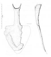 HOU-4015 - Houe
fer
Houe dont la lame ogivale se prolonge par un long épaulement étroit percé à son sommet par un œil circulaire.