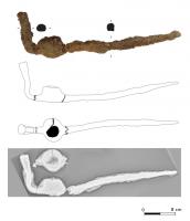 HOU-4023 - Outil composite : pic-marteau
fer
Outil composite, qui regroupe les caractéristiques d’une pioche et d’un marteau. Il possède un emmanchement à douille dotée d’oeillères de maintien. Son pic de pioche présente une section quadrangulaire s'affinant au niveau de sa partie distale.De l'autre côté, perpendiculairement au pic, une table de marteau se distingue par une section sub-quadrangulaire probalblement situable dans le prolongement du pic à l'origine.