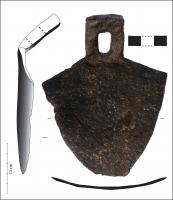 HOU-6001 - Houe
fer
Houe plate, à lame large et triangulaire avec au centre un épaississement ; l’œil d'emmanchement se place dans son axe. L'angle entre la manche et la lame est de l'ordre de 45°.