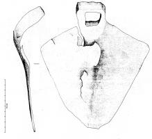 HOU-7001 - Houe
fer
Houe plate, à lame large et triangulaire (parfois en ogive), avec au centre un épaississement pouvant se traduire par une nervure; l'œil d'emmanchement se place dans cet axe et peut comporter à l'opposé une surface de frappe.