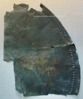 HRL-4001 - Horloge anaphorique
bronze
Mécanisme mû par la force hydraulique, qu'on utilisait pour mesurer l'heure la nuit. Le disque combine une planisphère céleste et un calendrier, avec des indications calendaires (mois, ides, kalendes...) ; il est perforé sur tout le pourtour (un trou pour deux jours pour qu'on puisse marquer le jour ou la nuit avant de lire l'heure.