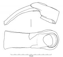 HRM-4003 - Herminette
fer
Outil composé d'une douille cylindrique courte, d'où émerge latéralement une lame trapézoïdale, à tranchant perpendiculaire mais inclinée vers le bas.