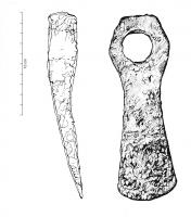 HRM-5002 - Herminette
fer
Outil à lame trapézoïdale dont le tranchant est légèrement convexe. L'œil circulaire est percé dans un renflement. La lame présente un angle très faible par rapport à l'emmanchement.