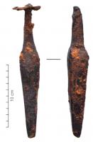 HRS-4001 - Herse
fer
Herse composée d'un cadre en bois sur lequel viennent se fixer de robustes dents en fer, en forme de pyramide très allongée prolongée par une soie, dont la butée peut être simplement recourbée, ou rectiligne et renforcée par une plaquette de tôle rivetée.