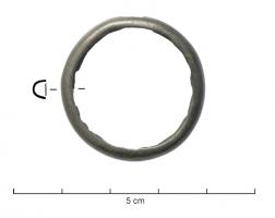 IND-3032 - Anneau en tôle
argent
Anneau fermé, creux (section en C), extérieur lisse, bord interne mal défini.