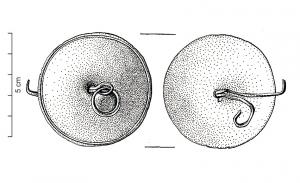 IND-3076 - Phalère
bronze
Phalère à bordure externe en relief, percée en son centre pour l'accueil d'un rivet à deux pointes se terminant par un anneau.