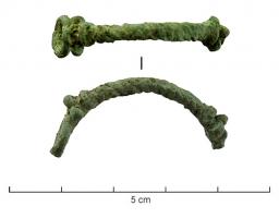 IND-3077 - Elément de parure ?
bronze
Tige torsadée, arquée, dont une extrémité est brisée au niveau d'un ornement composé de globules, coulé sur les faces externes ; à l'autre extrémité, anneau précédé du même motif à globules.