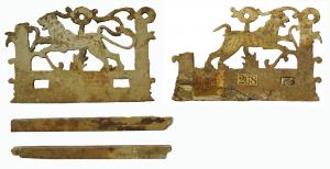 IND-4123 - Berceau de poupée ? instrument de musique ?
os ou ivoire
Objet composite, forme d'une paire de plaques similaires et d'une ou deux barres transversales de section rectangulaire, parfois associées à deux autres (?) de section ronde. Les grandes plaques ont un contour variable, souvent découpé voire crénelé, avec au centre une ouverture rectangulaire, ou deux alignées; sur le côté opposé, le cas échéant, perforations circulaires également disposées de manière symétrique, et recevant des boutons moulurés.