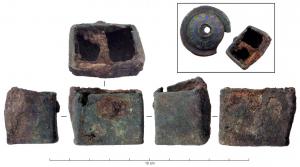 IND-4156 - Pied de meuble ?
bronze
TPQ : 50 - TAQ : 300
Sorte de sabot parallélépipédique, plat et lisse sur toutes les faces, ouvert sur celle qui s'emboîtait sur un montant en bois, solidement fixé par un rivet traversant en fer.