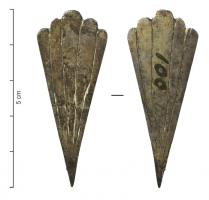 IND-4173 - Décor d'applique ? élément de couronne ?
argent
Ornement plat et épais, en forme de feuille : nervures sommairement indiquées par des incisions.